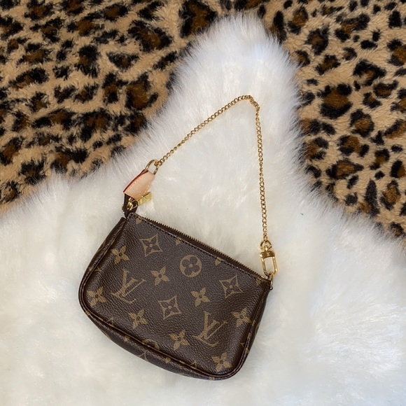 Louis Vuitton Handbags - Louis Vuitton monogram mini Pochette